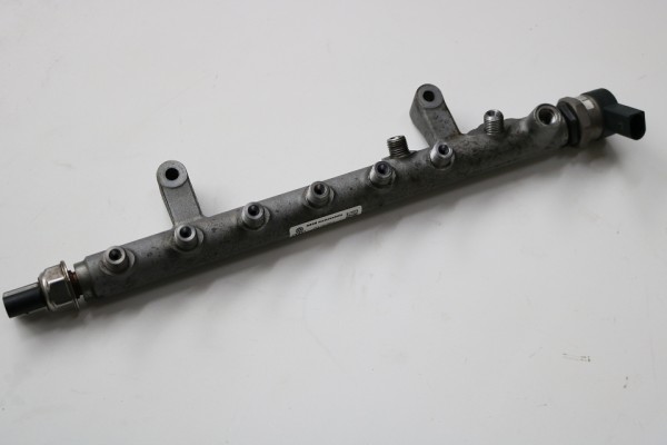 Original Audi Q7 4L Kraftstoffverteiler 05A130090A rechts fuel rail V12 6.0 TDI