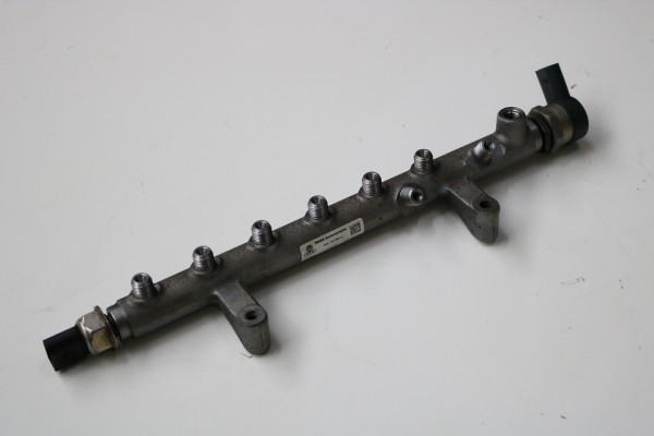 Original Audi Q7 4L Kraftstoffverteiler 05A130089A links fuel rail V12 6.0 TDI